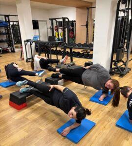 Le Azzurre impegnate in un esercizio di planking